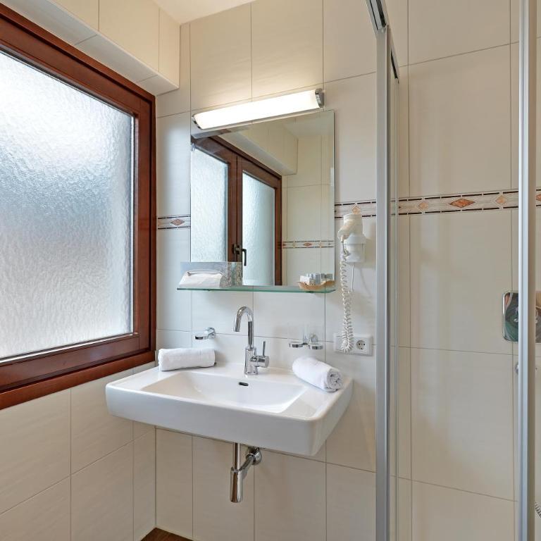 Hotel Garni Jennewein - Standard Doppelzimmer mit Balkon - 8