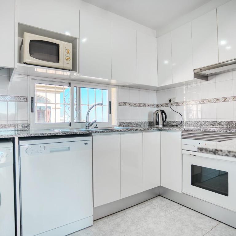 Sea view apartments, Torrevieja, La Mata - Three-Bedroom Apartment - 11