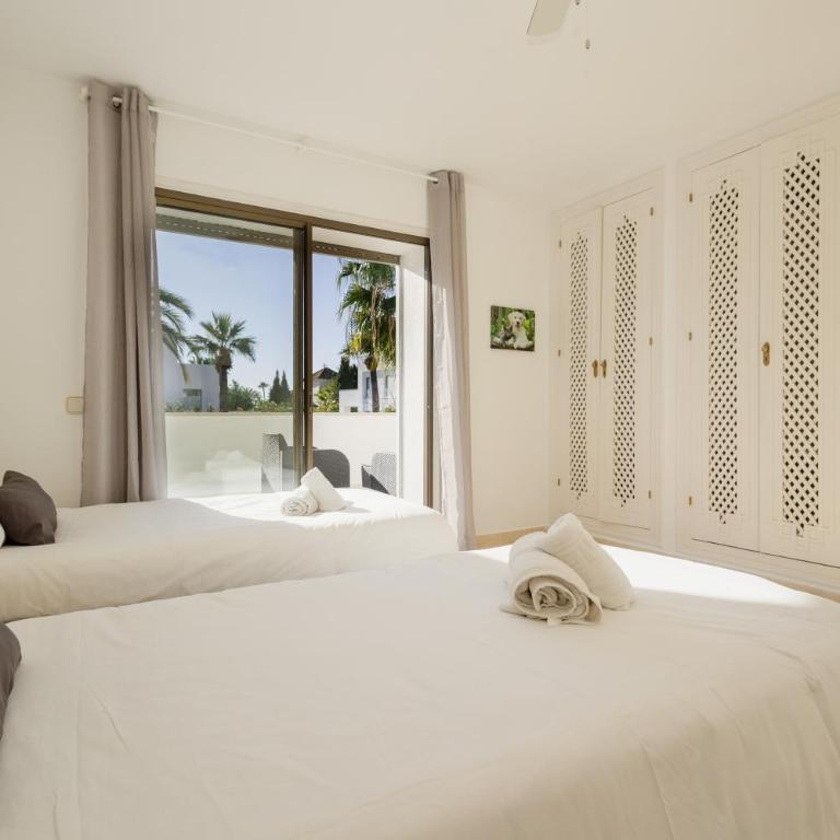 Spacious house with pool, garden and solarium in Las Chapas, Marbella - Villa - 37