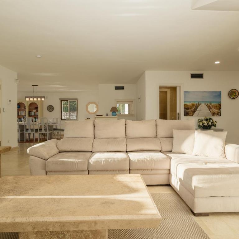 Spacious house with pool, garden and solarium in Las Chapas, Marbella - Villa - 21