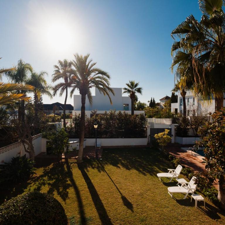 Spacious house with pool, garden and solarium in Las Chapas, Marbella - Villa - 42
