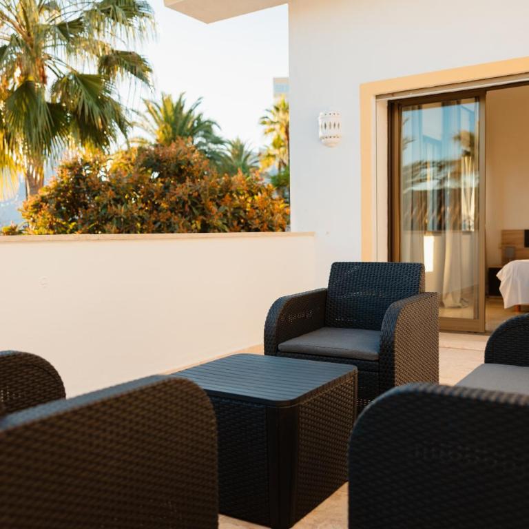 Spacious house with pool, garden and solarium in Las Chapas, Marbella - Villa - 40