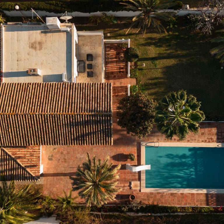 Spacious house with pool, garden and solarium in Las Chapas, Marbella - Villa - 64