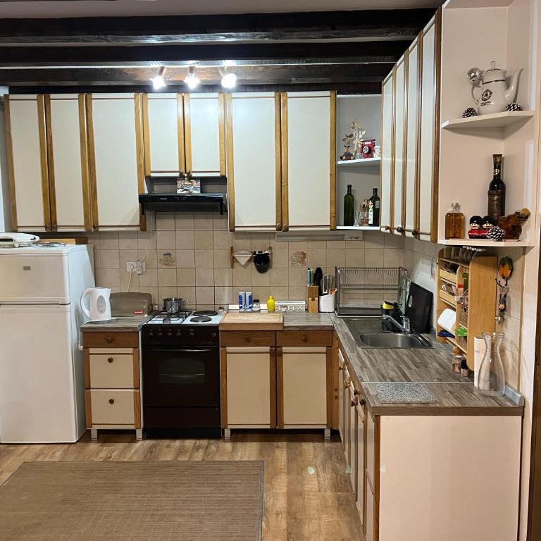 Mountain House 1984 - Three-Bedroom House - 7