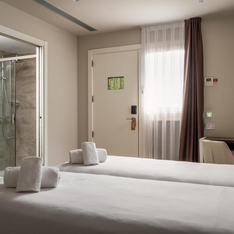 Arya Stadium Hotel - Interior Double Room - 4