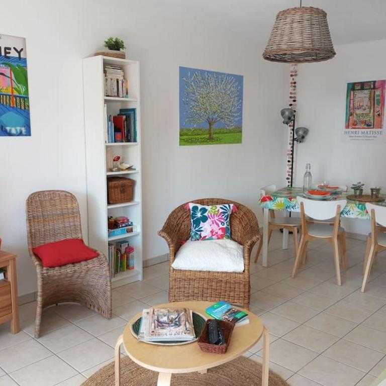 1,5 km plages Bel appartement calme Piscine Garage - Appartement avec Terrasse - 9