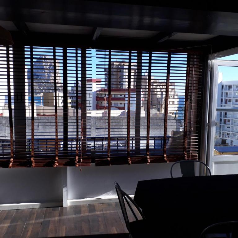 Ático centrico, 50m de la playa, vista al mar y al Peñon, gran terraza, parking, wifi fibra - Apartamento Ático - 15