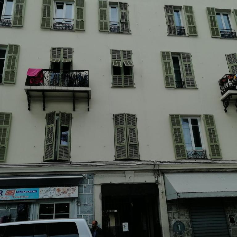 Le PETIT JEAN- CENTRAL PRES GARE ET TRAM - supermarchés - WIFI - - Appartement 1 Chambre - 21