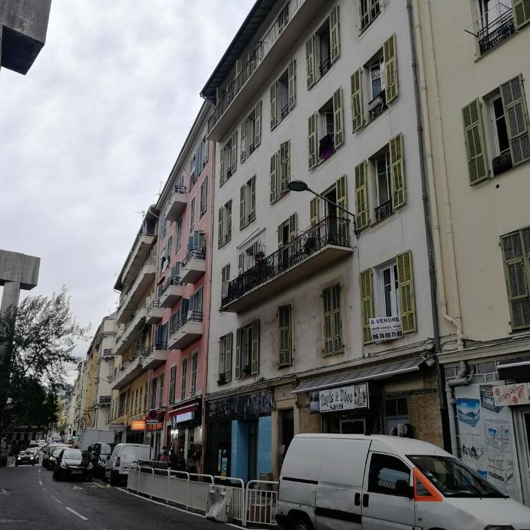 Le GRAND JEAN - CENTRAL PRES GARE ET TRAM - supermarchés - WIFI - 3 Person - Appartement 1 Chambre - 25