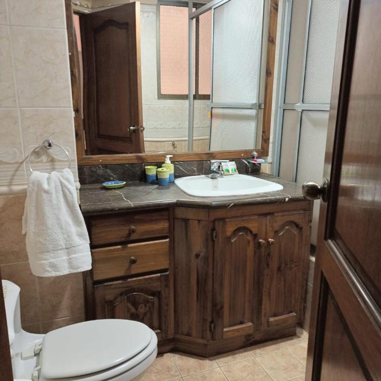 Apartamento, cómodo, en el corazón de Cochabamba - Three-Bedroom Apartment - 4