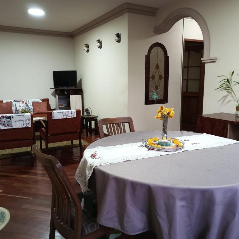 Apartamento, cómodo, en el corazón de Cochabamba - Three-Bedroom Apartment - 11