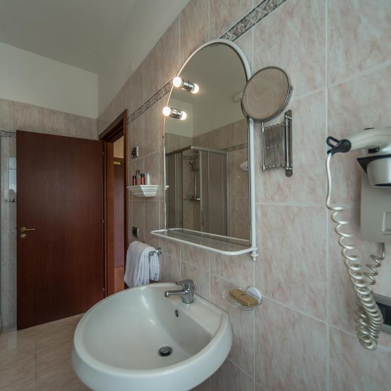 Hotel Columbus sul Lago - Camera Quadrupla Standard - 2