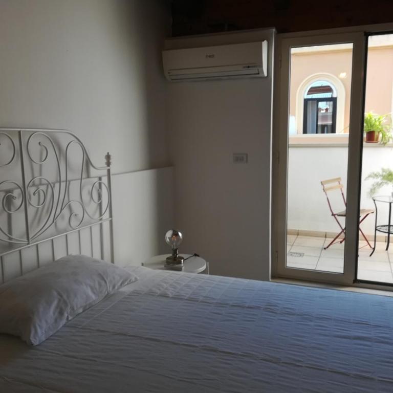 Benedetto Cairoli Guest House - Double Room with Private External Bathroom - 11