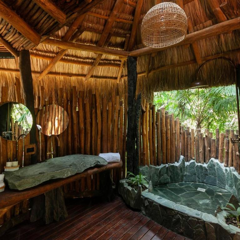 Hotel Boutique Maitta en Doradal Antioquia - Habitación con cama grande y bañera de hidromasaje - 14