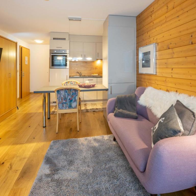 Hotel Bellwald - Doppelzimmer mit Balkon - 2
