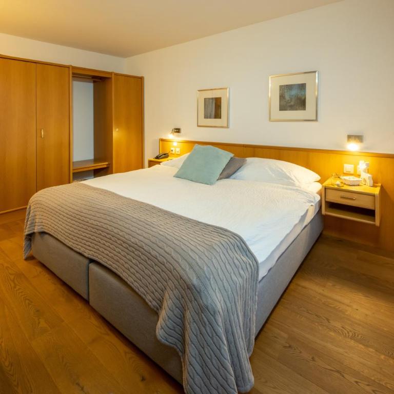 Hotel Bellwald - Doppelzimmer mit Balkon - 3