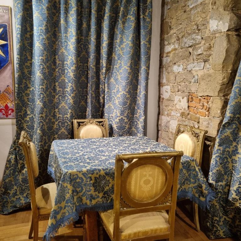 LA SEDE DELL'ARTE Monolocale Studio e Camere in Torre Medievale vicino a Duomo e Piazza Signoria - Camera Tripla con Bagno in Comune - 33
