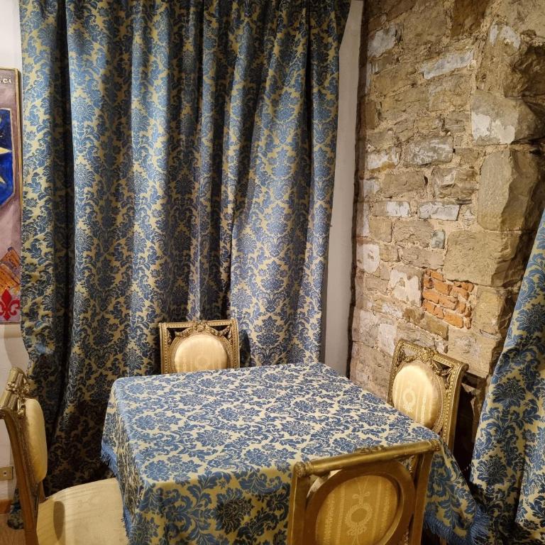 LA SEDE DELL'ARTE Monolocale Studio e Camere in Torre Medievale vicino a Duomo e Piazza Signoria - Camera Tripla con Bagno in Comune - 31