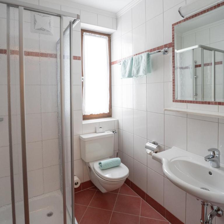 Haus Kössler - Dreibettzimmer mit Dusche - 5