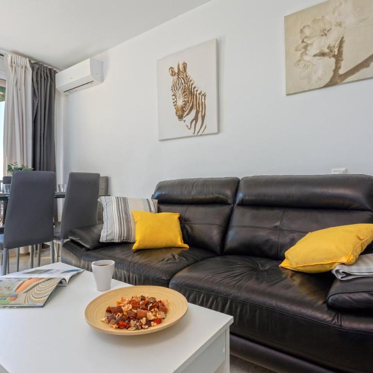 Apartamento con terraza vista mar by Rent Me - Two-Bedroom Apartment - 4