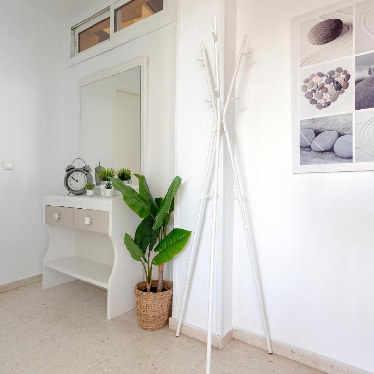 Apartamento con terraza vista mar by Rent Me - Two-Bedroom Apartment - 17