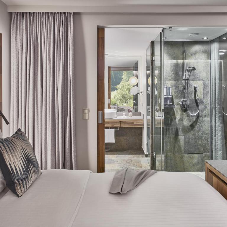 Falkensteiner Hotel & Spa Carinzia l 4 Star Superior - Doppelzimmer mit Dorfblick und Balkon - 1