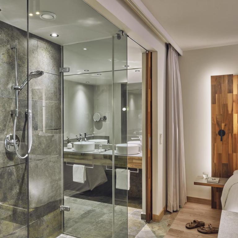 Falkensteiner Hotel & Spa Carinzia l 4 Star Superior - Doppelzimmer mit Dorfblick und Balkon - 3