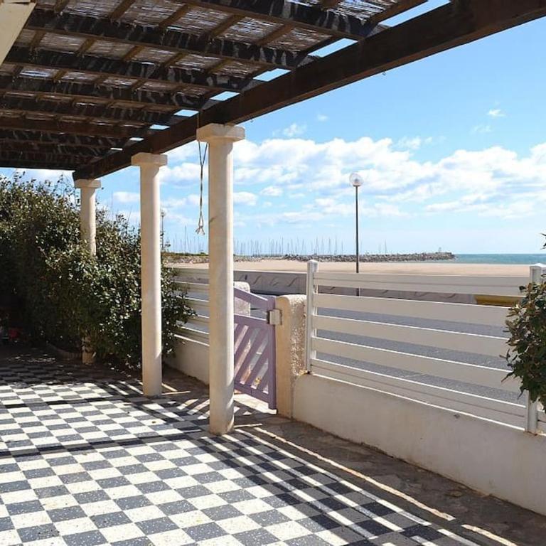 VILLA face à la plage avec terrasse et jardin - Three-Bedroom Villa - 7