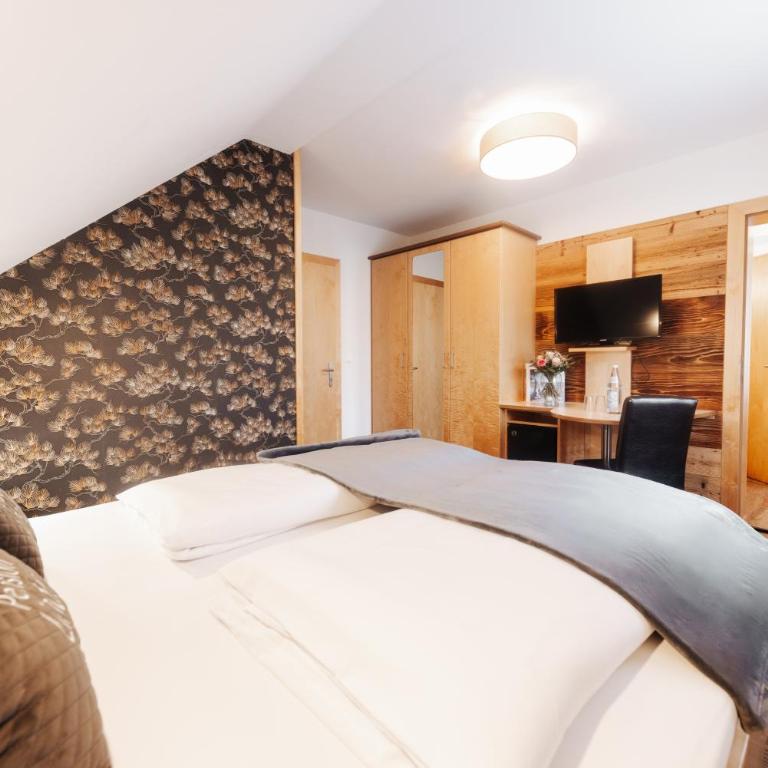 Pension Linder - Dreibettzimmer mit 2 Schlafzimmern - 2