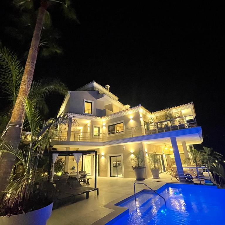 ULTIMATE LUXURY DREAM VILLA with 7 BEDROOMS, GYM, SPA and INFINITY POOL - Villa - 74