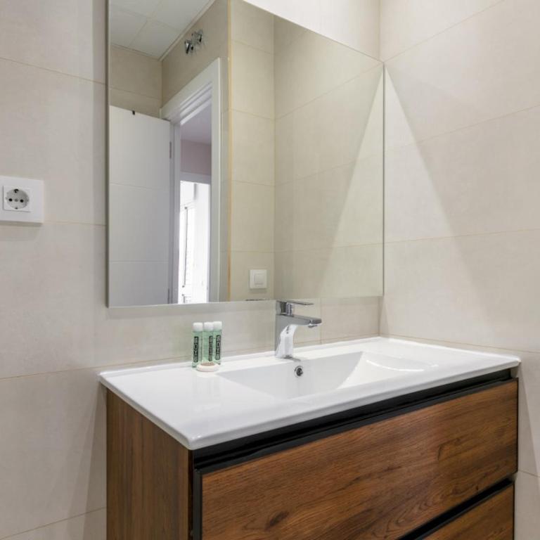Bright Modern-2Bedroom 1Bathroom -Av. de América - Two-Bedroom Apartment - 15