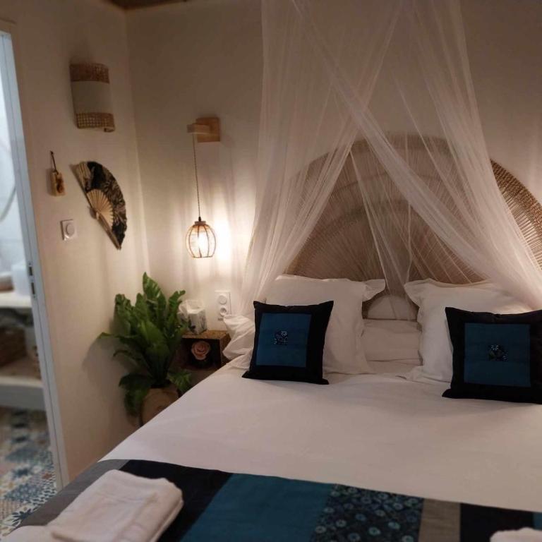 Chambres d'hôtes "Chez Lyly et Juju" Piscine&Sauna Parking Gratuit - Suite Lit Queen-Size - Vue sur Piscine - 25