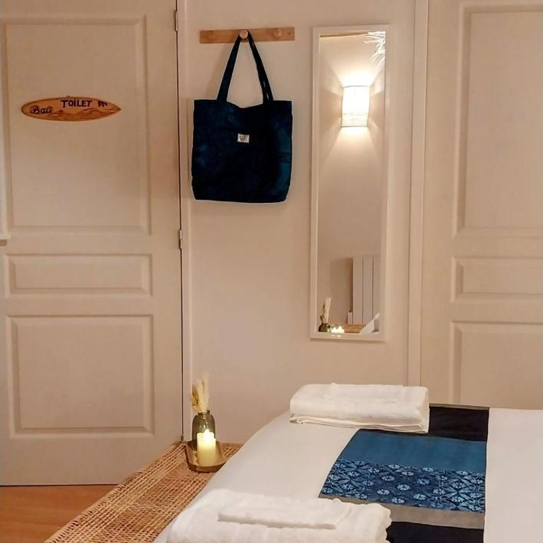 Chambres d'hôtes "Chez Lyly et Juju" Piscine&Sauna Parking Gratuit - Suite Lit Queen-Size - Vue sur Piscine - 33