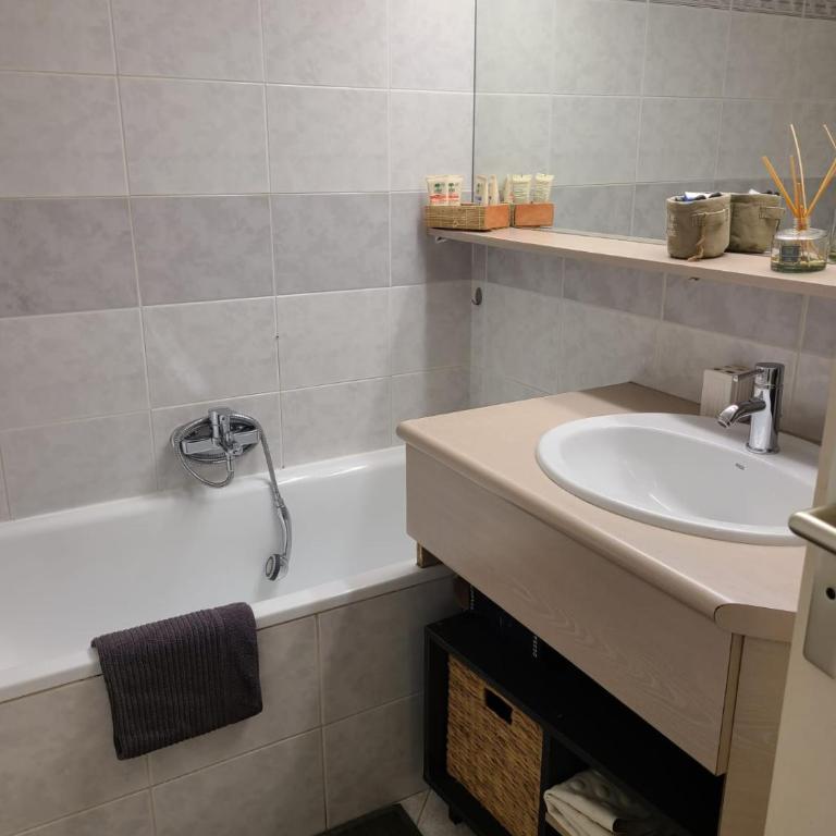 T2 climatisé à 5 minutes à pied de la plage avec parking, piscine et wifi - Appartamento con 1 Camera da Letto - 9