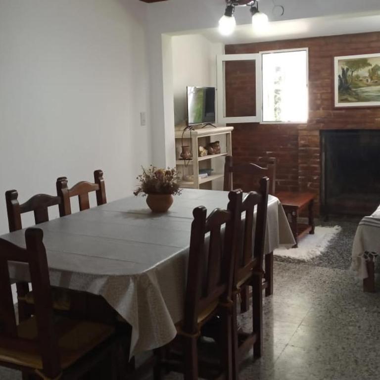 Jacarandá- PLANTA BAJA- Casa o Deptos - Cerca de todo- Solo con seña - Casa con 1 dormitorio - 5
