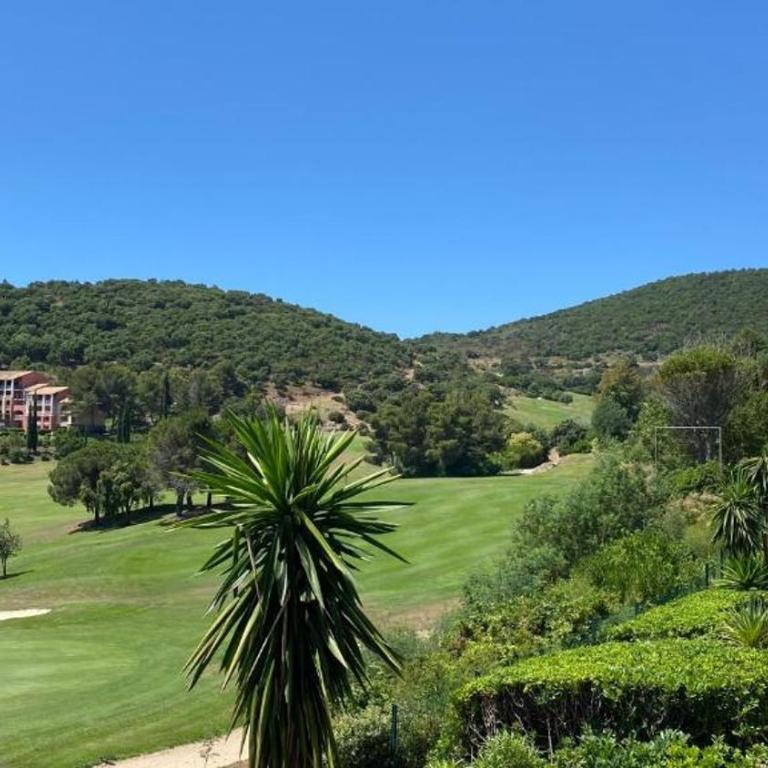 Dans un cadre d'exception, Vue mer panoramique à Agay Côte d'Azur, Village Vacances Cap Esterel, 2 chambres, avec jardin, golf, climatisation, Wifi, 5 piscines - Appartement - Vue sur Mer - 55