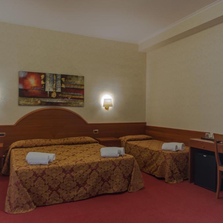 Hotel Columbus sul Lago - Camera Quadrupla Standard - 5