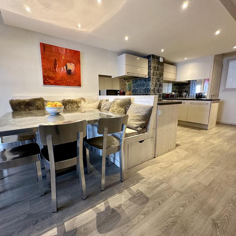 Duplex skis aux pieds centre village - 6 couchages - 2 salles de bain - Appartement 2 Chambres - 12