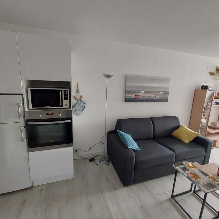 T2 Rez-de-jardin, terrasse et parking, proche de la plage - One-Bedroom Apartment - 11