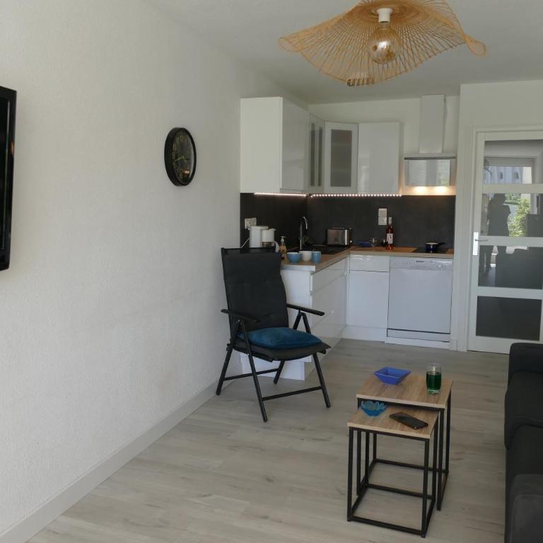T2 Rez-de-jardin, terrasse et parking, proche de la plage - One-Bedroom Apartment - 6