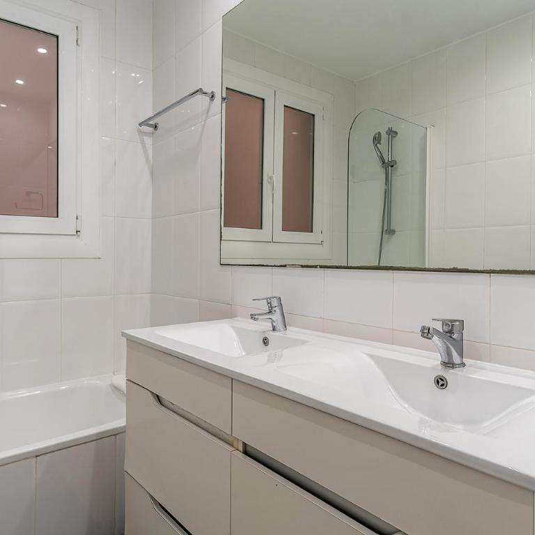Canela Homes BARCELONA ROSSELLÓ - Three-Bedroom Apartment - 10