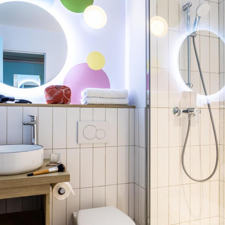Ibis Styles Paris Saint Denis Pleyel - Family Room with Two Single and One Bunk Bed - 7