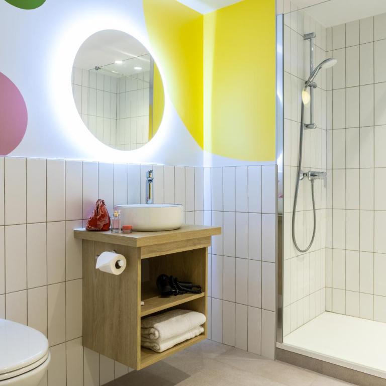 Ibis Styles Paris Saint Denis Pleyel - Standard Triple Room with One Double and One Single Beds - 5