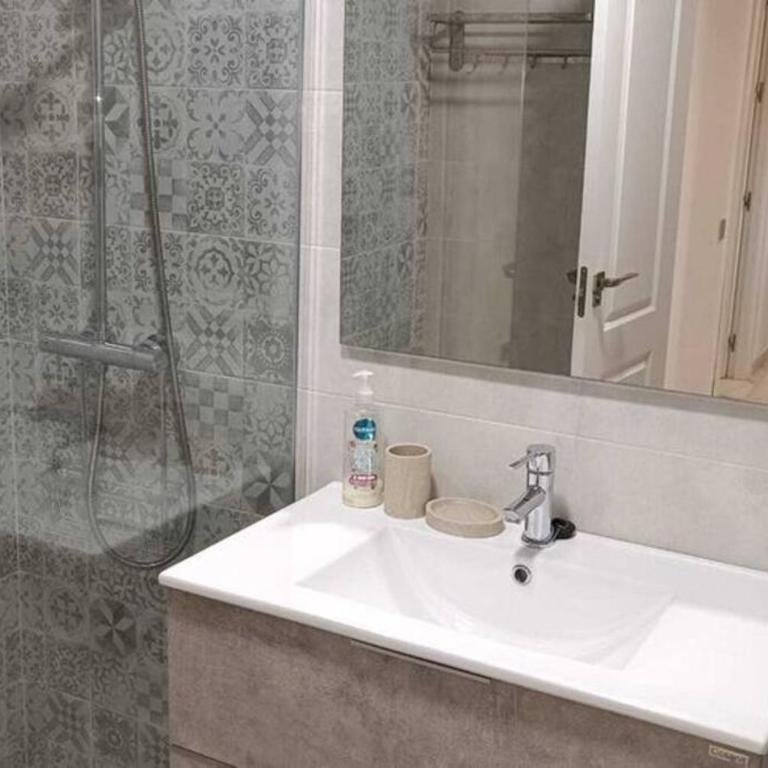 Apartamento con vistas al mar - Three-Bedroom Apartment - 7
