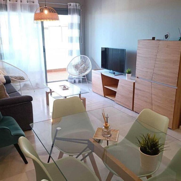 Apartamento con vistas al mar - Three-Bedroom Apartment - 10