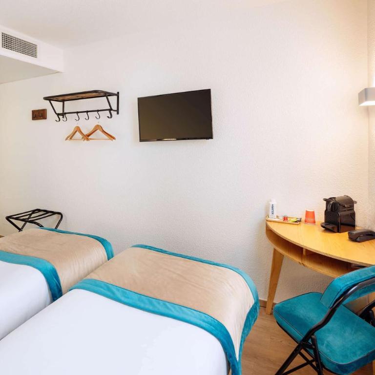 Sure Hotel by Best Western Sarlat-la-Canéda - Family Room with One Queen Bed and Two Single Beds - Adjoining Rooms/Non-Smoking - 1