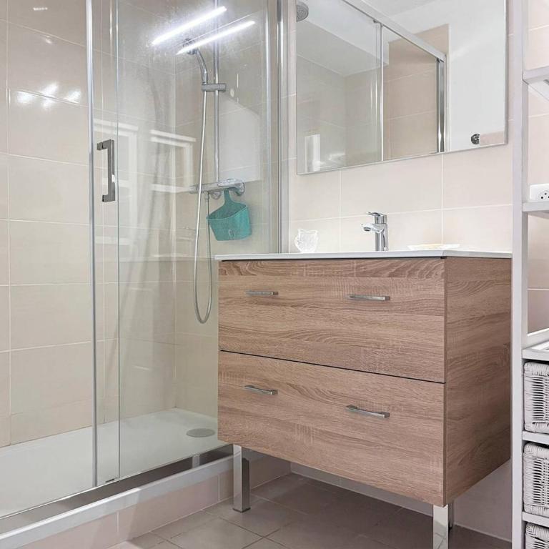 Appartement 2 pièces cabine avec terrasse, proche plage et commerces, parking privé, au Lavandou - FR-1-251-538 - Appartement - 9