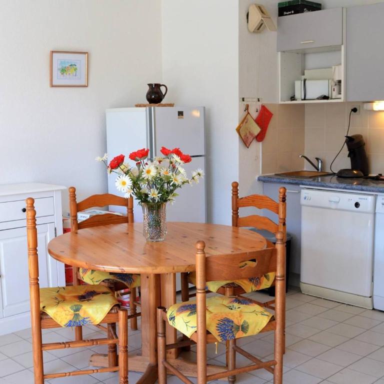 2 Pces, 4 Couchages, Terrasse, Parking, Piscine, Proche Plage et Commerces - Le Lavandou - FR-1-251-558 - Appartement - 4