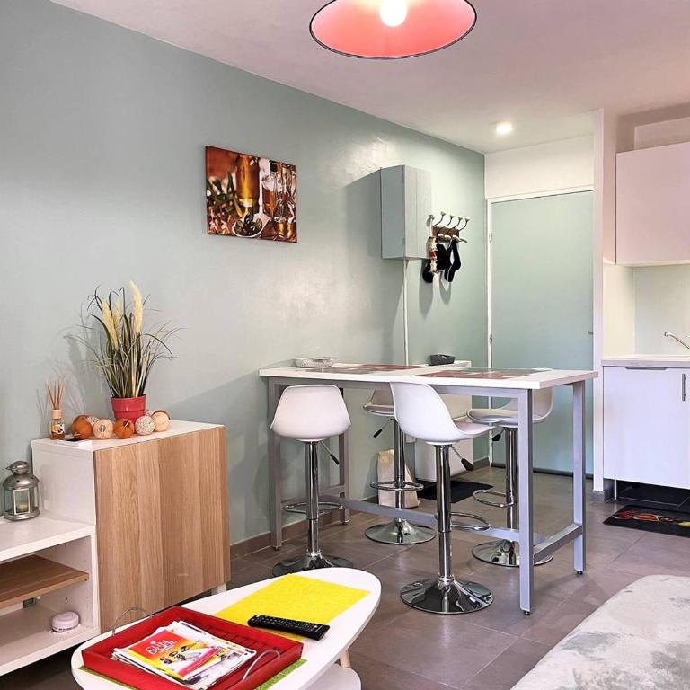 Appartement récemment rénové de 2 pièces avec balcon, climatisé, à 450m de la plage - Bormes-les-Mimosas - FR-1-251-562 - Appartement - 4