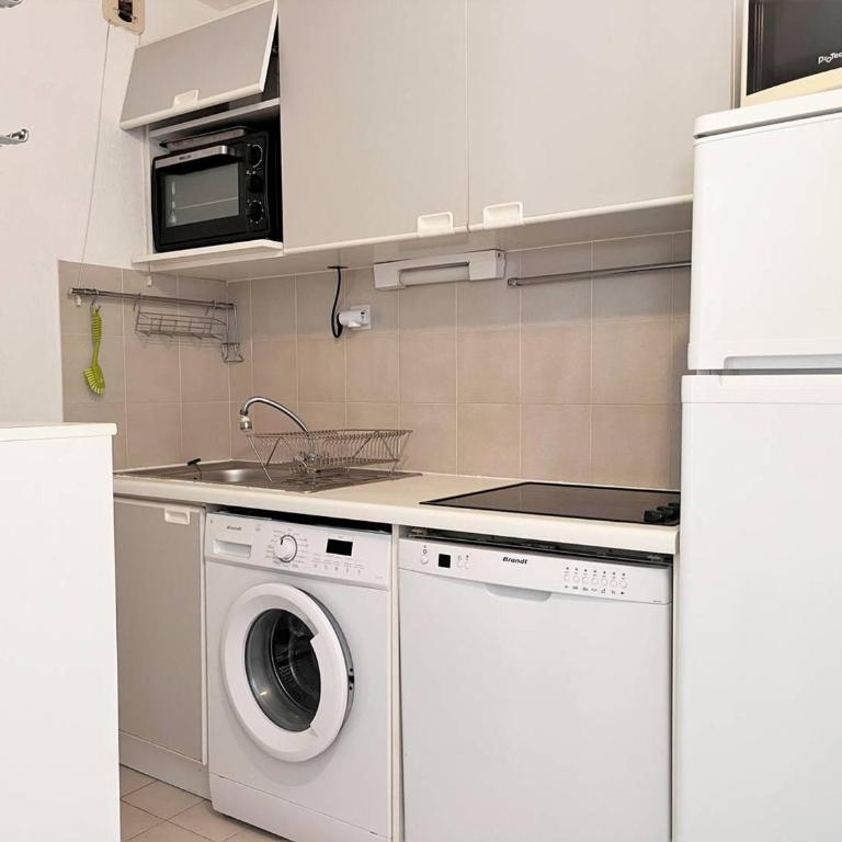 Appartement en bord de mer avec terrasse, 3 pièces, 4 couchages, parking privé au Lavandou - FR-1-251-555 - Appartement - 8